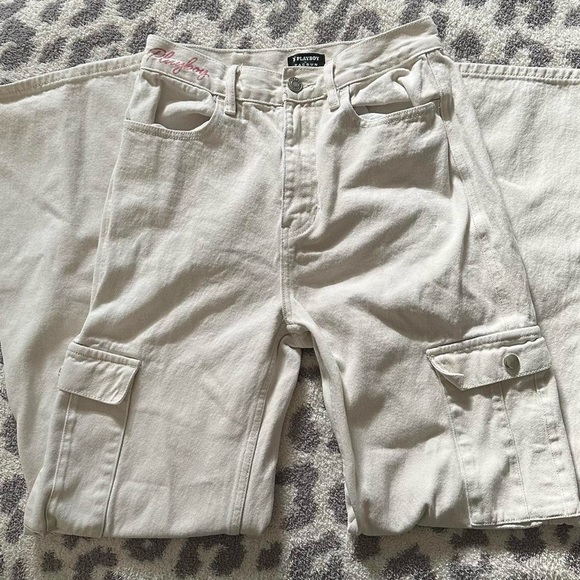 White Play boy by PacSun Cargos size
26 super cute - Picture 1 of 2